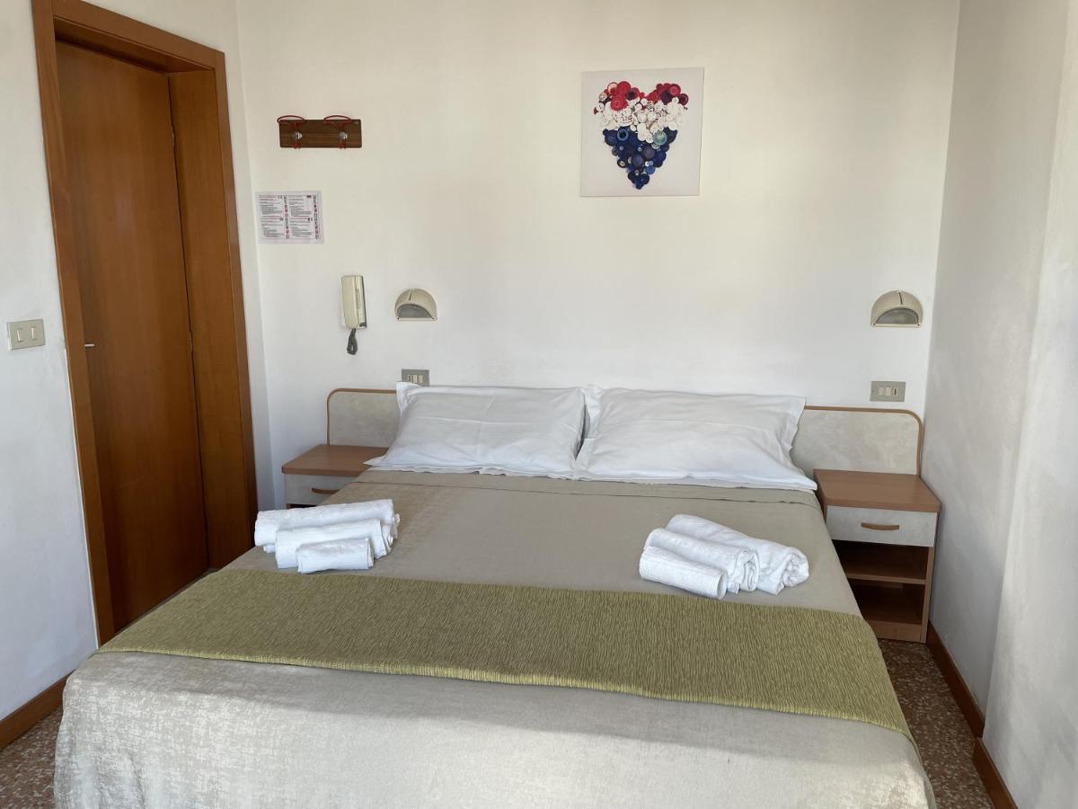 Hotel Alex Римини Экстерьер фото