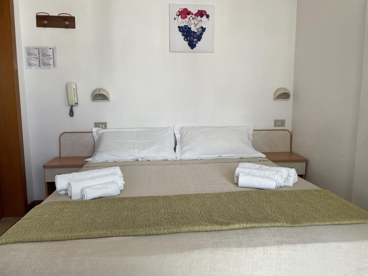 Hotel Alex Римини Экстерьер фото