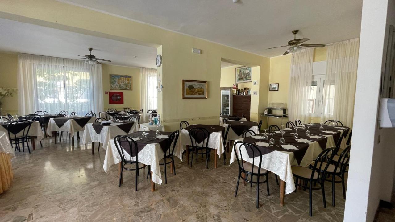 Hotel Alex Римини Экстерьер фото