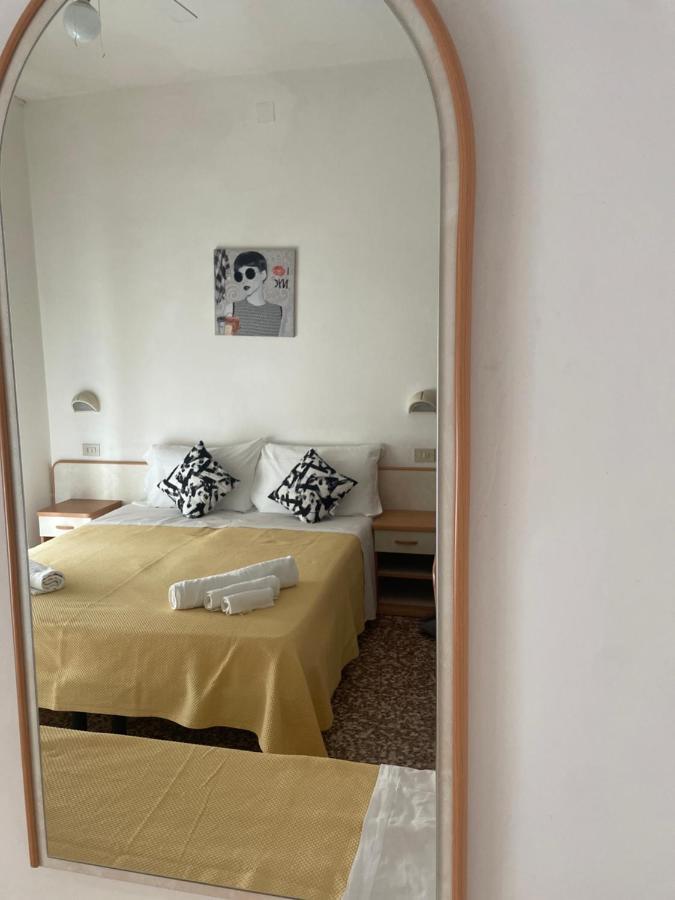 Hotel Alex Римини Экстерьер фото